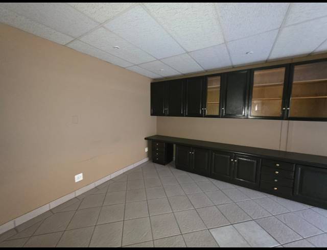1,500M² OFFICE FOR SALE IN THREE RIVERS